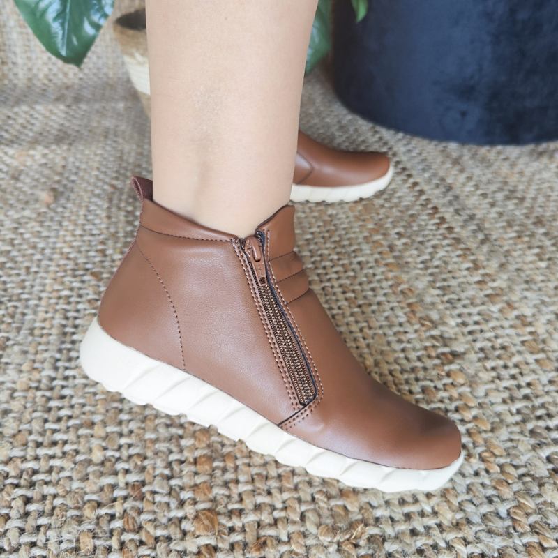Elegante e fashion, para garantir conforto aos seus pés, a bota Fabi é uma opção ideal. Leve e flexível, este modelo foi pensado nas necessidades de todas as mulheres. Com super amortecimento, proporciona maior absorção de impactos. O acabamento confortável e o forro super macio tornam-na indispensável para quem precisa ficar horas de pé no trabalho.