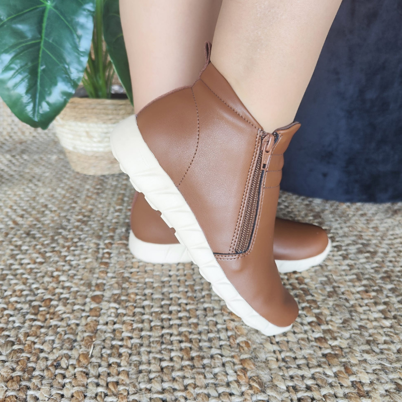 Elegante e fashion, para garantir conforto aos seus pés, a bota Fabi é uma opção ideal. Leve e flexível, este modelo foi pensado nas necessidades de todas as mulheres. Com super amortecimento, proporciona maior absorção de impactos. O acabamento confortável e o forro super macio tornam-na indispensável para quem precisa ficar horas de pé no trabalho.