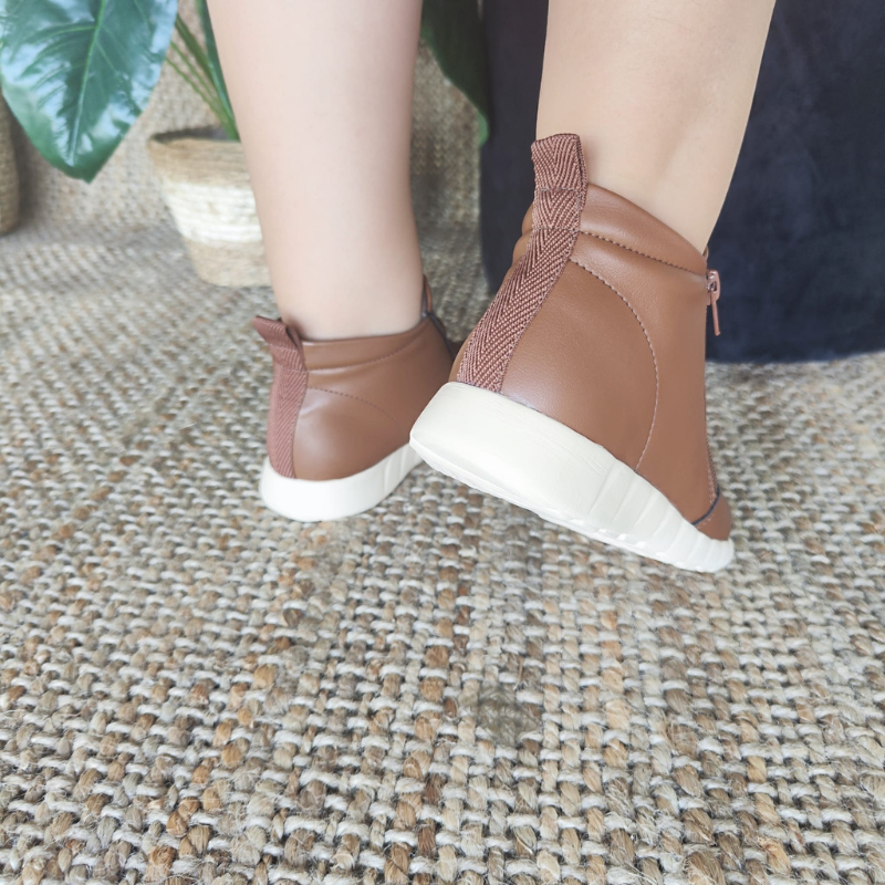 Elegante e fashion, para garantir conforto aos seus pés, a bota Fabi é uma opção ideal. Leve e flexível, este modelo foi pensado nas necessidades de todas as mulheres. Com super amortecimento, proporciona maior absorção de impactos. O acabamento confortável e o forro super macio tornam-na indispensável para quem precisa ficar horas de pé no trabalho.