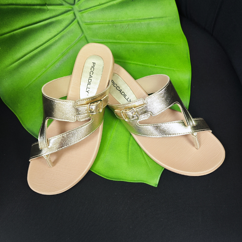 Charmoso e versátil, este chinelo adapta-se a qualquer look e vai deixar os seus pés muito mais confortáveis. Leve, flexível e com sola de borracha aderente, este modelo foi pensado nas necessidades de todas as mulheres. Com super amortecimento e palmilha anatómica, proporciona maior absorção de impactos. Além disso, a palmilha é de fácil limpeza.