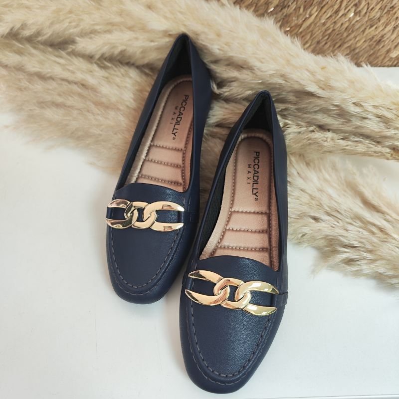 Delicado e charmoso, com este mocassim os seus pés terão o suporte necessário para enfrentar qualquer desafio. Leve, flexível e com sola super aderente, este modelo foi pensado nas necessidades de todas as mulheres. O acabamento confortável, o forro muito macio e a espuma fofinha no calcanhar tornam-o indispensável para quem precisa ficar horas de pé no trabalho.