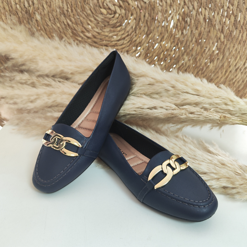 Delicado e charmoso, com este mocassim os seus pés terão o suporte necessário para enfrentar qualquer desafio. Leve, flexível e com sola super aderente, este modelo foi pensado nas necessidades de todas as mulheres. O acabamento confortável, o forro muito macio e a espuma fofinha no calcanhar tornam-o indispensável para quem precisa ficar horas de pé no trabalho.