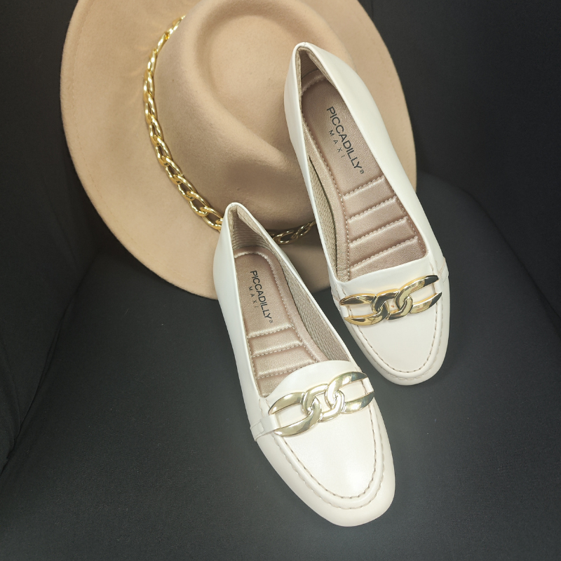 Delicado e charmoso, com este mocassim os seus pés terão o suporte necessário para enfrentar qualquer desafio. Leve, flexível e com sola super aderente, este modelo foi pensado nas necessidades de todas as mulheres. O acabamento confortável, o forro muito macio e a espuma fofinha no calcanhar tornam-o indispensável para quem precisa ficar horas de pé no trabalho.