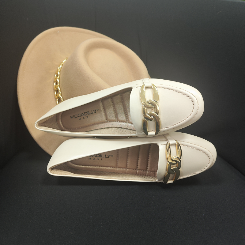 Delicado e charmoso, com este mocassim os seus pés terão o suporte necessário para enfrentar qualquer desafio. Leve, flexível e com sola super aderente, este modelo foi pensado nas necessidades de todas as mulheres. O acabamento confortável, o forro muito macio e a espuma fofinha no calcanhar tornam-o indispensável para quem precisa ficar horas de pé no trabalho.