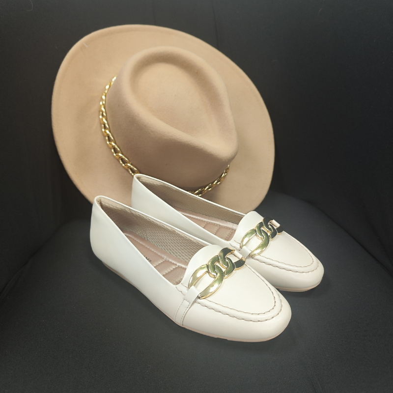 Delicado e charmoso, com este mocassim os seus pés terão o suporte necessário para enfrentar qualquer desafio. Leve, flexível e com sola super aderente, este modelo foi pensado nas necessidades de todas as mulheres. O acabamento confortável, o forro muito macio e a espuma fofinha no calcanhar tornam-o indispensável para quem precisa ficar horas de pé no trabalho.