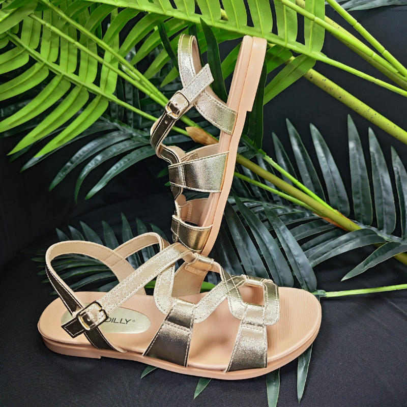 Irresistível e charmosa, esta sandália é a escolha certa para si. Leve, flexível e com sola de borracha super aderente, este modelo foi pensado nas necessidades de todas as mulheres. Com super amortecimento e palmilha anatómica, proporciona maior absorção de impactos. Além disso, a palmilha é de fácil limpeza. De vestidos às calças, use esta sandália quando quiser uma produção descontraída e leve. Para um look básico e fashion, aposte na combinação de vestido e jaqueta de ganga.