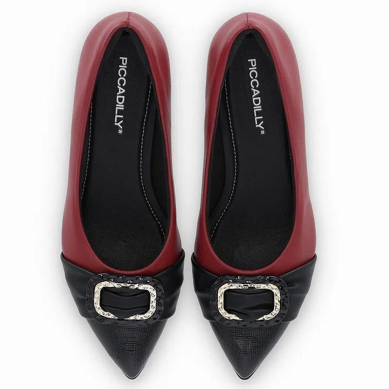 Elegante e delicado, o Sapato Taci vai deixar os seus pés muito mais modernos. Leve e flexível, este modelo foi pensado nas necessidades de todas as mulheres. O acabamento confortável, a espuma fofinha no calcanhar e o forro macio tornam-no indispensável para quem precisa ficar horas de pé no trabalho. O sapato possui sola super aderente e palmilha super-estabilidade garantindo mais segurança ao caminhar.