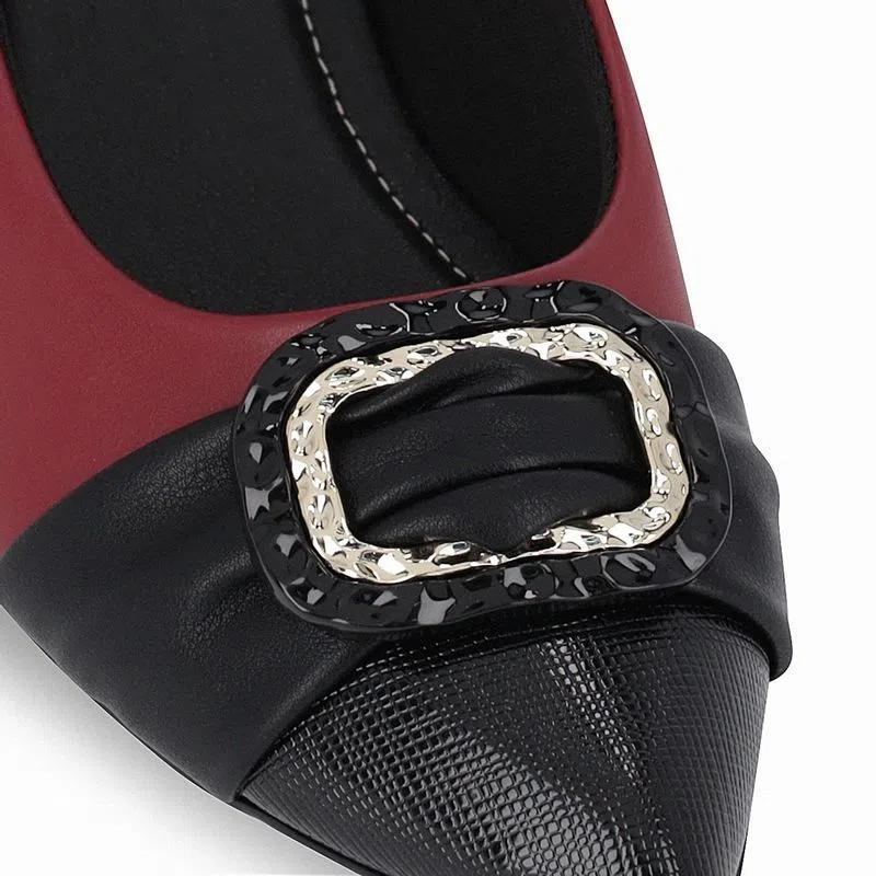Elegante e delicado, o Sapato Taci vai deixar os seus pés muito mais modernos. Leve e flexível, este modelo foi pensado nas necessidades de todas as mulheres. O acabamento confortável, a espuma fofinha no calcanhar e o forro macio tornam-no indispensável para quem precisa ficar horas de pé no trabalho. O sapato possui sola super aderente e palmilha super-estabilidade garantindo mais segurança ao caminhar.