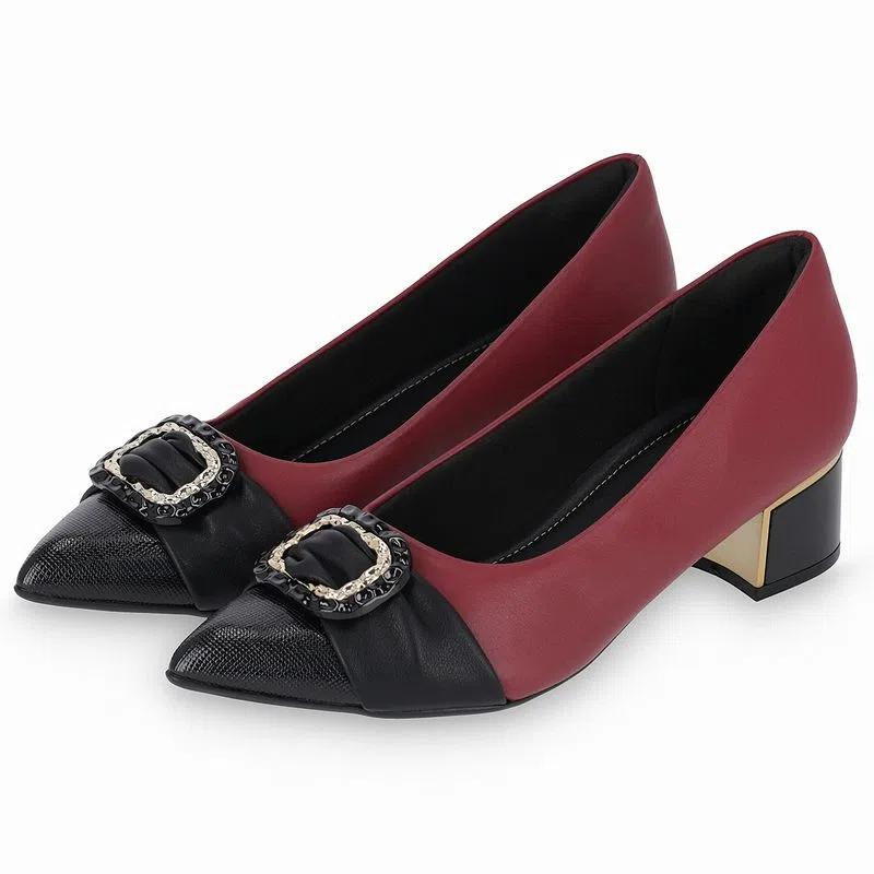 Elegante e delicado, o Sapato Taci vai deixar os seus pés muito mais modernos. Leve e flexível, este modelo foi pensado nas necessidades de todas as mulheres. O acabamento confortável, a espuma fofinha no calcanhar e o forro macio tornam-no indispensável para quem precisa ficar horas de pé no trabalho. O sapato possui sola super aderente e palmilha super-estabilidade garantindo mais segurança ao caminhar.