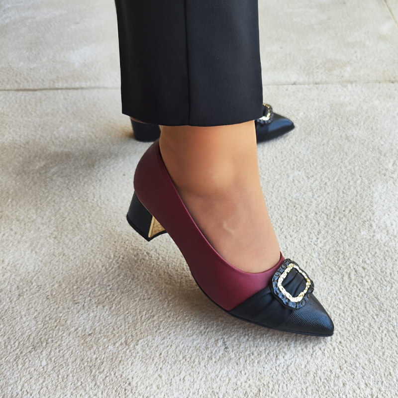 Elegante e delicado, o Sapato Taci vai deixar os seus pés muito mais modernos. Leve e flexível, este modelo foi pensado nas necessidades de todas as mulheres. O acabamento confortável, a espuma fofinha no calcanhar e o forro macio tornam-no indispensável para quem precisa ficar horas de pé no trabalho. O sapato possui sola super aderente e palmilha super-estabilidade garantindo mais segurança ao caminhar.