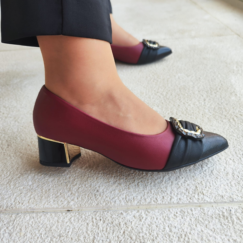 Elegante e delicado, o Sapato Taci vai deixar os seus pés muito mais modernos. Leve e flexível, este modelo foi pensado nas necessidades de todas as mulheres. O acabamento confortável, a espuma fofinha no calcanhar e o forro macio tornam-no indispensável para quem precisa ficar horas de pé no trabalho. O sapato possui sola super aderente e palmilha super-estabilidade garantindo mais segurança ao caminhar.