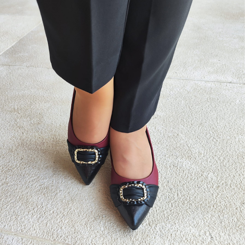 Elegante e delicado, o Sapato Taci vai deixar os seus pés muito mais modernos. Leve e flexível, este modelo foi pensado nas necessidades de todas as mulheres. O acabamento confortável, a espuma fofinha no calcanhar e o forro macio tornam-no indispensável para quem precisa ficar horas de pé no trabalho. O sapato possui sola super aderente e palmilha super-estabilidade garantindo mais segurança ao caminhar.
