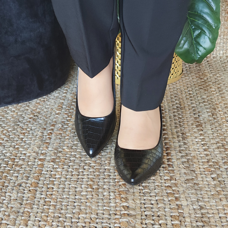 Charmoso e versátil, o sapato Luiza complementa o seu look com perfeição. Leve e flexível, este modelo foi pensado nas necessidades de todas as mulheres. O acabamento confortável e o forro macio tornam-no indispensável para quem precisa ficar horas de pé no trabalho.