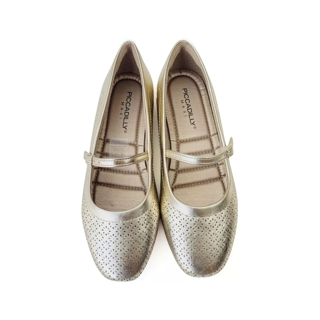 A fusão perfeita entre sofisticação e conforto! o sapato Michele, da Piccadilly, é ideal para quem procura praticidade e charme.
O seu acabamento metalizado, com perfurações que trazem um toque delicado e elegante, com sola de borracha macia e flexível, proporcionando bem estar durante todo o dia. Este modelo tem um ajuste perfeito, a tira fina com fivela, garante mais segurança e estabilidade ao caminhar.