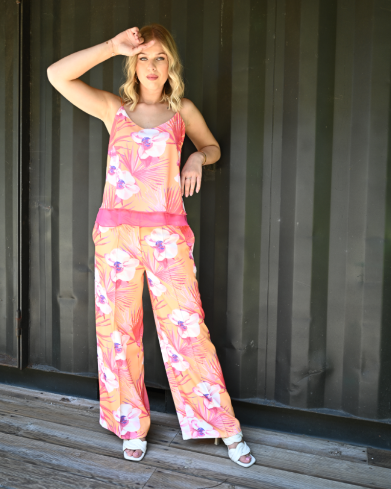 Elegantes e confortáveis, estas calças floridas são a escolha certa para esta estação, proporcionam um visual alegre e vibrante. Com um modelo largo, oferecem conforto e liberdade de movimento e os bolsos laterais são muito práticos. Estas calças são versáteis e podem ser combinadas com uma variedade de tops, blusas e sapatos para criar diferentes looks, desde casuais até mais formais, dependendo da ocasião.