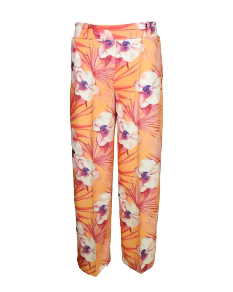 Elegantes e confortáveis, estas calças floridas são a escolha certa para esta estação, proporcionam um visual alegre e vibrante. Com um modelo largo, oferecem conforto e liberdade de movimento e os bolsos laterais são muito práticos. Estas calças são versáteis e podem ser combinadas com uma variedade de tops, blusas e sapatos para criar diferentes looks, desde casuais até mais formais, dependendo da ocasião.