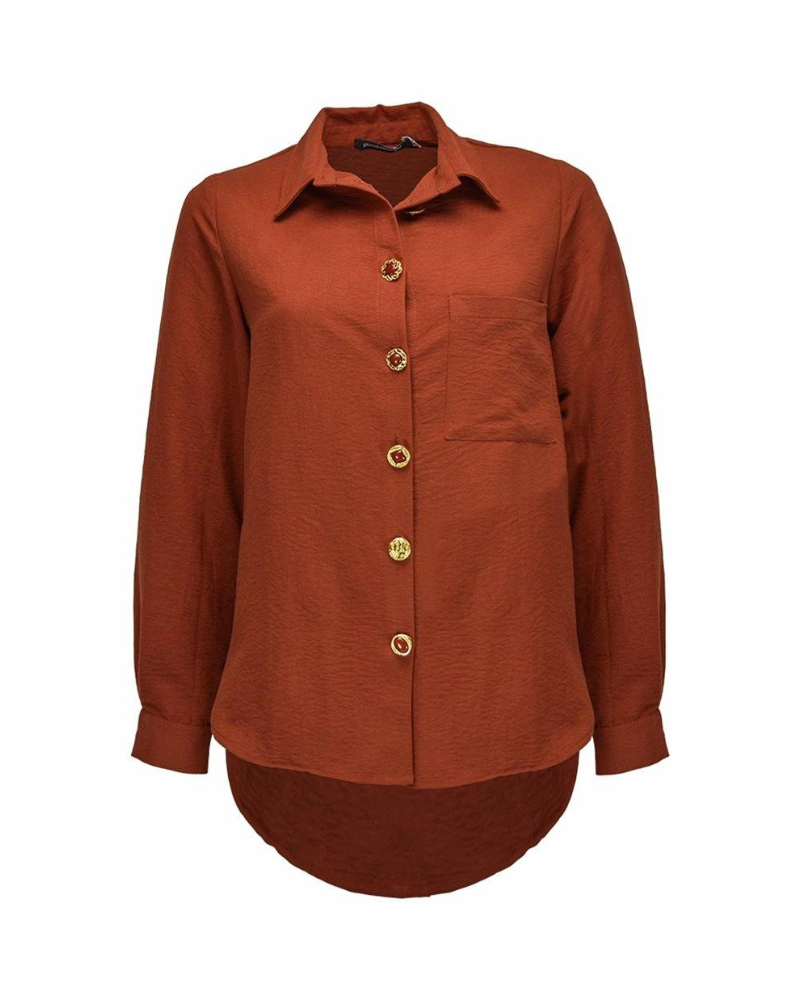 A camisa Esmeralda oferece elegância e conforto. Destaca-se pela singularidade dos botões diferentes, tornando-a uma escolha distinta para quem procura adicionar originalidade ao seu guarda-roupa. Esta camisa pode ser uma escolha elegante para várias ocasiões, proporcionando um toque personalizado e pode ser usada com saias, calças ou mesmo sob um blazer, dependendo do ambiente. Made in Portugal