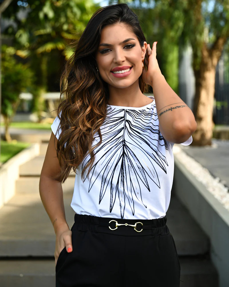 Esta t-shirt combina estilo e conforto num design moderno e versátil.
Confeccionada em tecido leve e macio, apresenta modelagem soltinha e mangas curtas, proporcionando um caimento confortável para diversas ocasiões. O grande destaque fica por conta do estampado elegante de folhas em traços finos, que adiciona um toque sofisticado e contemporâneo.