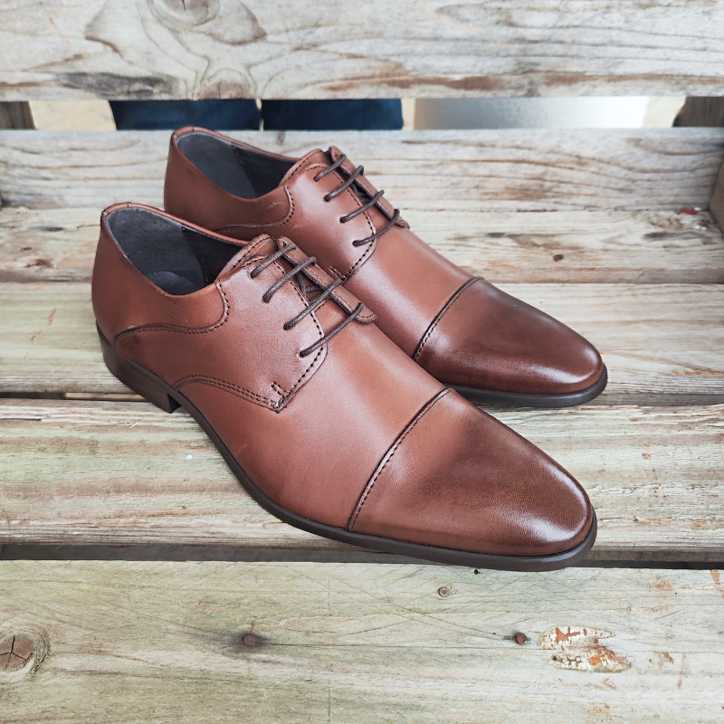 Clássico e elegante, este modelo é perfeito para ocasiões formais ou para uso no escritório, combina sofisticação e conforto. Fabricado em pele, com forma fina e arredondada, oferecendo um visual moderno e sofisticado. Os atacadores são finos e permitem um ajuste seguro e personalizado. São uma escolha excelente para eventos formais, reuniões de negócios ou ocasiões que exigem um toque de elegância e estilo.
