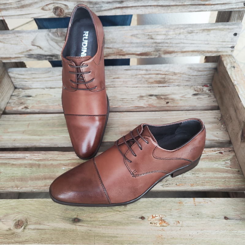 Clássico e elegante, este modelo é perfeito para ocasiões formais ou para uso no escritório, combina sofisticação e conforto. Fabricado em pele, com forma fina e arredondada, oferecendo um visual moderno e sofisticado. Os atacadores são finos e permitem um ajuste seguro e personalizado. São uma escolha excelente para eventos formais, reuniões de negócios ou ocasiões que exigem um toque de elegância e estilo.