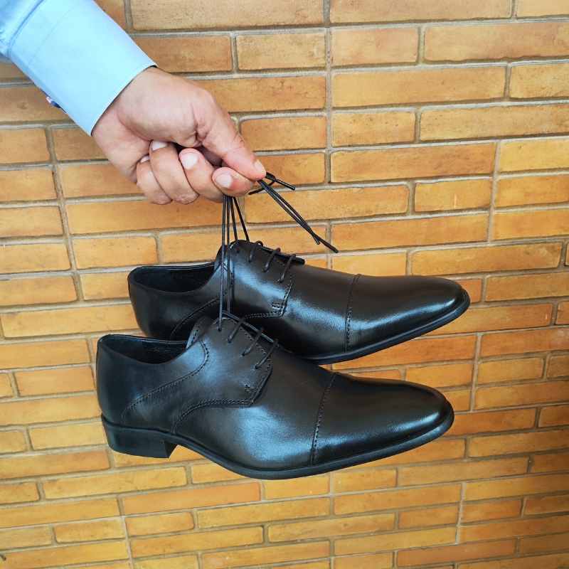 Clássico e elegante, este modelo é perfeito para ocasiões formais ou para uso no escritório, combina sofisticação e conforto. Fabricado em pele, com forma fina e arredondada, oferecendo um visual moderno e sofisticado. Os atacadores são finos e permitem um ajuste seguro e personalizado. São uma escolha excelente para eventos formais, reuniões de negócios ou ocasiões que exigem um toque de elegância e estilo.