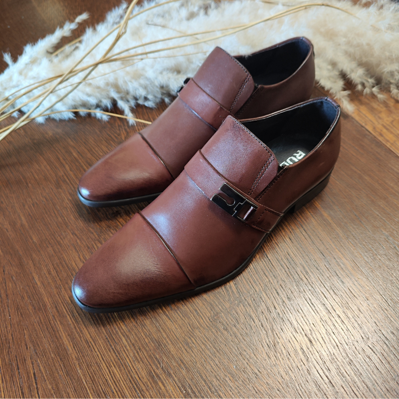Este modelo combina estilo e sofisticação. Com forma arredondada e ligeiramente afilada, proporciona um visual moderno e elegante, ideal para os seus looks formais. Os elásticos laterais facilitam o calçar, já a aplicação adiciona um toque diferencial estilístico que eleva qualquer look. Perfeito para eventos especiais, reuniões de negócios ou qualquer ocasião que exija um toque de elegância.