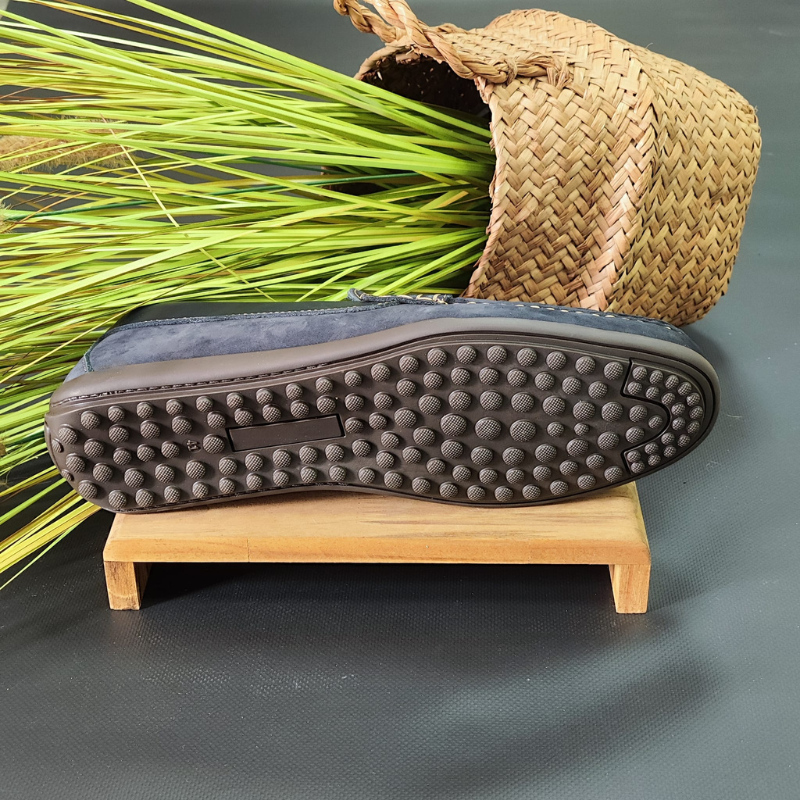 O sapato mocassim é um calçado clássico e versátil, perfeito para diversas ocasiões. Sem atacadores, desliza facilmente nos pés. Possui um estilo elegante e casual, com uma silhueta de bico arredondado e uma costura em torno da parte superior do calçado. O detalhe do travessão em couro confere um visual sofisticado. Uma das características marcantes do mocassim é o seu conforto, este modelo é projetado para se ajustar aos pés e oferecer uma sensação de leveza ao caminhar. Made in Portugal