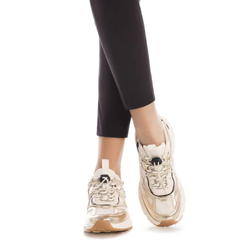 Moderna e cheia de personalidade, esta sapatilha dourada destaca-se pelo seu design arrojado e acabamento metalizado que garante um toque sofisticado a qualquer look.
Confortável e versátil, possui uma sola robusta que oferece estabilidade e amortecimento, ideal para o dia a dia.