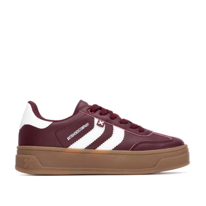 Estas sapatilhas de sola grossa combinam estilo urbano com máximo conforto.
Oferecem um visual versátil que se adapta facilmente a diferentes looks do dia a dia. A sola robusta em borracha garante aderência e durabilidade, enquanto o interior acolchoado proporciona bem-estar em cada passo.
