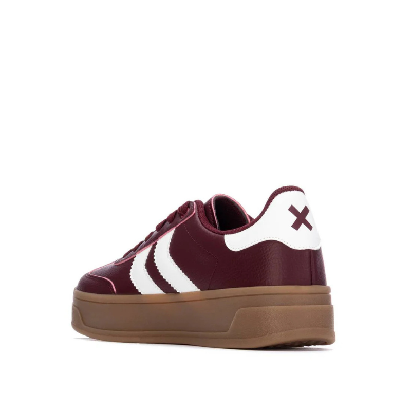 Estas sapatilhas de sola grossa combinam estilo urbano com máximo conforto.
Oferecem um visual versátil que se adapta facilmente a diferentes looks do dia a dia. A sola robusta em borracha garante aderência e durabilidade, enquanto o interior acolchoado proporciona bem-estar em cada passo.