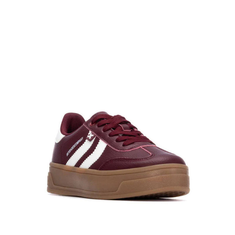 Estas sapatilhas de sola grossa combinam estilo urbano com máximo conforto.
Oferecem um visual versátil que se adapta facilmente a diferentes looks do dia a dia. A sola robusta em borracha garante aderência e durabilidade, enquanto o interior acolchoado proporciona bem-estar em cada passo.