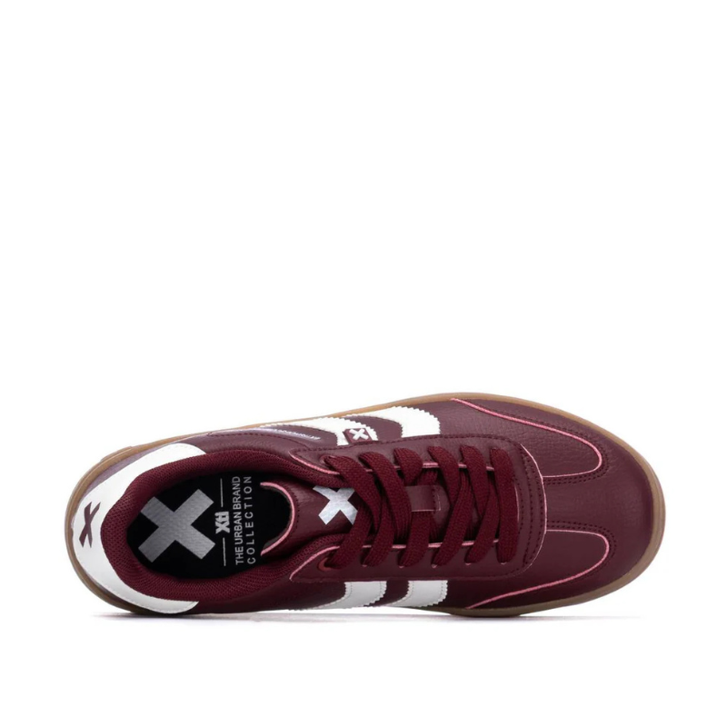 Estas sapatilhas de sola grossa combinam estilo urbano com máximo conforto.
Oferecem um visual versátil que se adapta facilmente a diferentes looks do dia a dia. A sola robusta em borracha garante aderência e durabilidade, enquanto o interior acolchoado proporciona bem-estar em cada passo.