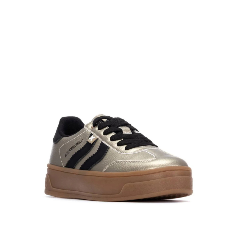 Estas sapatilhas de sola grossa combinam estilo urbano com máximo conforto.
Oferecem um visual versátil que se adapta facilmente a diferentes looks do dia a dia. A sola robusta em borracha garante aderência e durabilidade, enquanto o interior acolchoado proporciona bem-estar em cada passo.