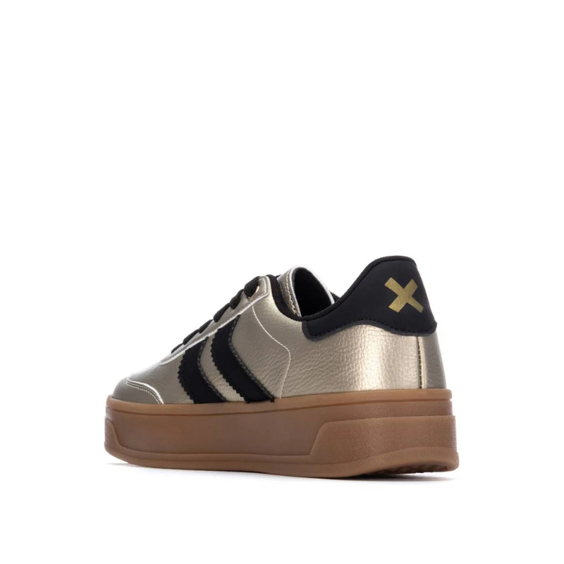 Estas sapatilhas de sola grossa combinam estilo urbano com máximo conforto.
Oferecem um visual versátil que se adapta facilmente a diferentes looks do dia a dia. A sola robusta em borracha garante aderência e durabilidade, enquanto o interior acolchoado proporciona bem-estar em cada passo.