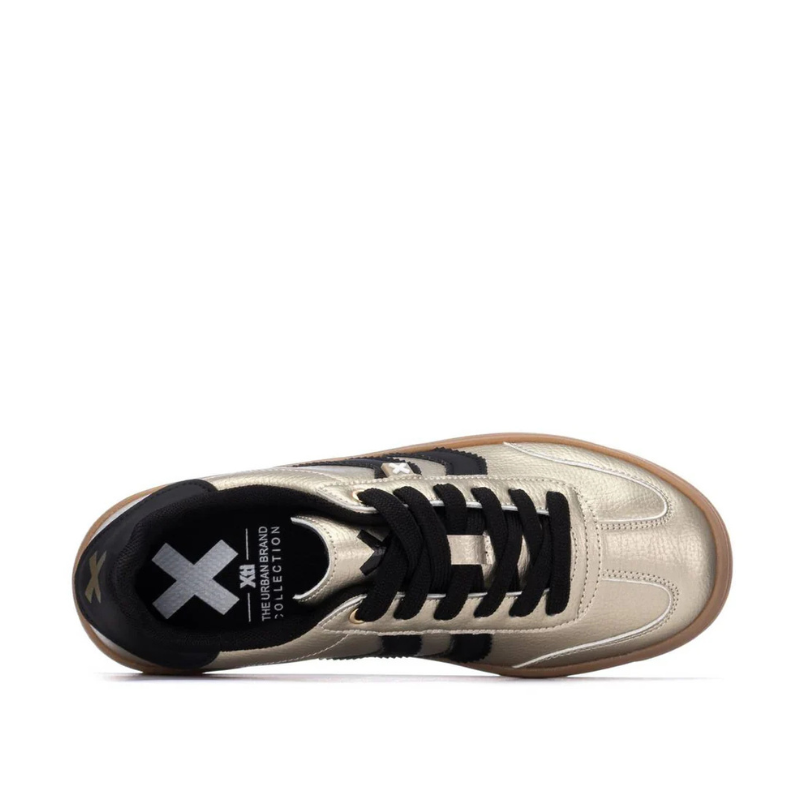 Estas sapatilhas de sola grossa combinam estilo urbano com máximo conforto.
Oferecem um visual versátil que se adapta facilmente a diferentes looks do dia a dia. A sola robusta em borracha garante aderência e durabilidade, enquanto o interior acolchoado proporciona bem-estar em cada passo.