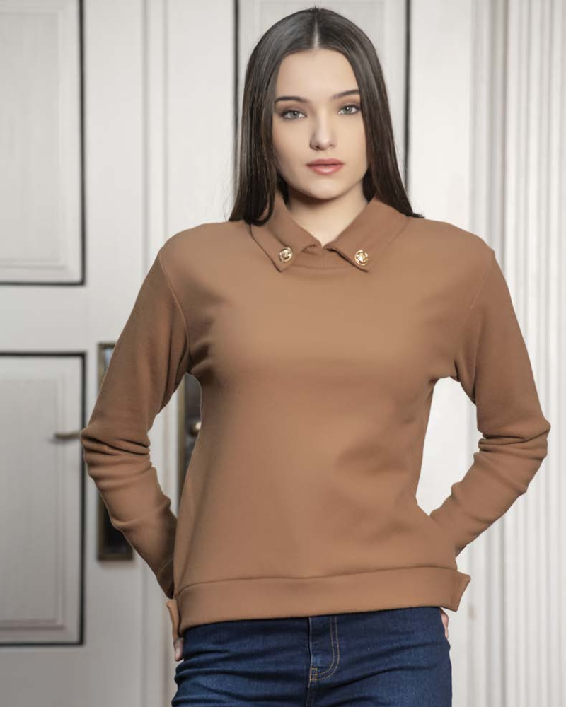Esta camisola é perfeita para os dias mais frios.
Confeccionada em tecido confortável e de alta qualidade, esta peça possui detalhes elegantes no colarinho com dois botões dourados, que adicionam um toque de sofisticação ao seu visual.