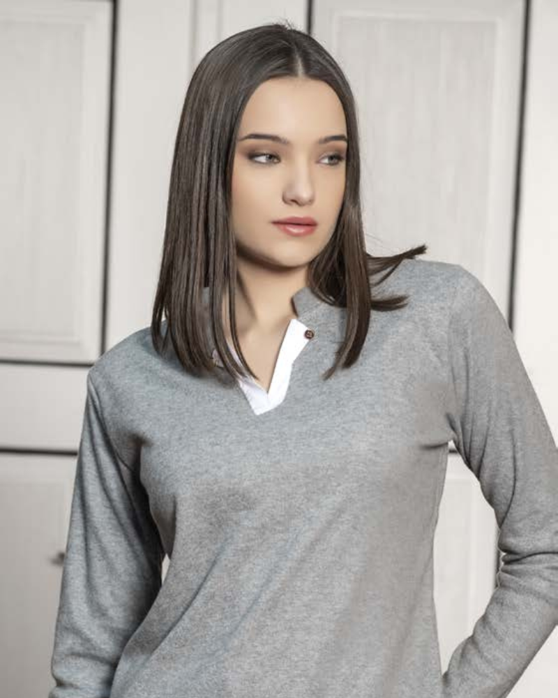 Moderna e elegante, esta camisola com detalhe de gola em V e camada sobreposta que imita uma camisa branca, proporcionando um look sofisticado.
Fabricada num tecido macio e confortável, esta peça é ideal para um visual casual-chic, perfeita para combinar com calças de ganga ou calças de alfaiataria.