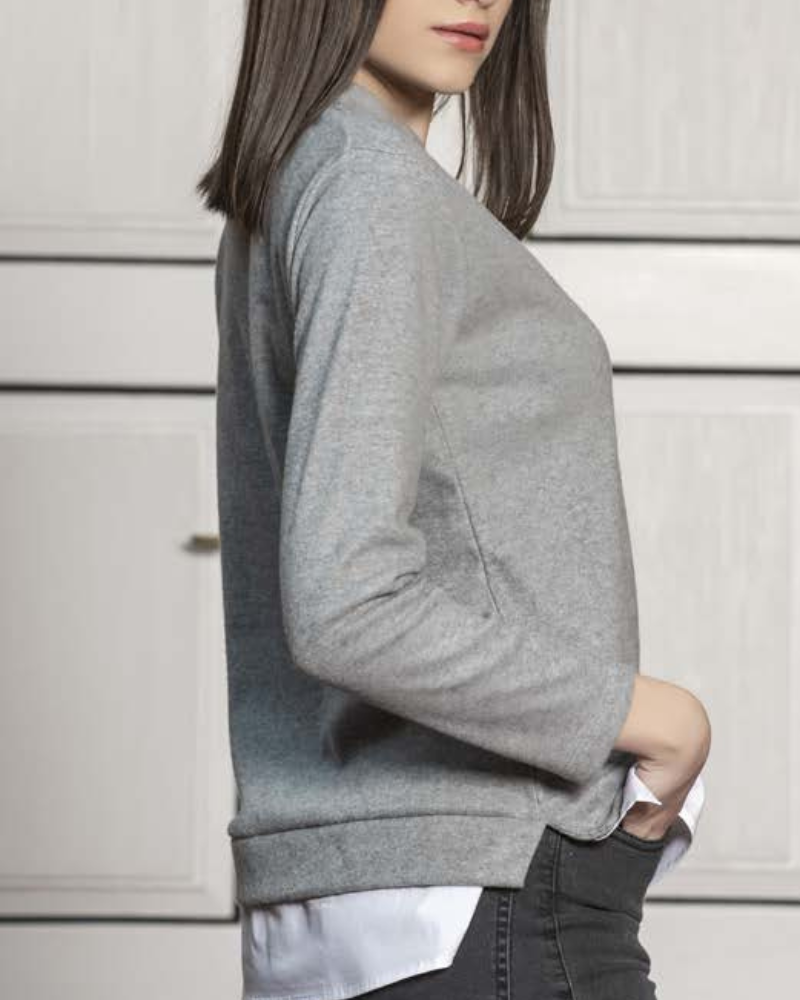Moderna e elegante, esta camisola com detalhe de gola em V e camada sobreposta que imita uma camisa branca, proporcionando um look sofisticado.
Fabricada num tecido macio e confortável, esta peça é ideal para um visual casual-chic, perfeita para combinar com calças de ganga ou calças de alfaiataria.