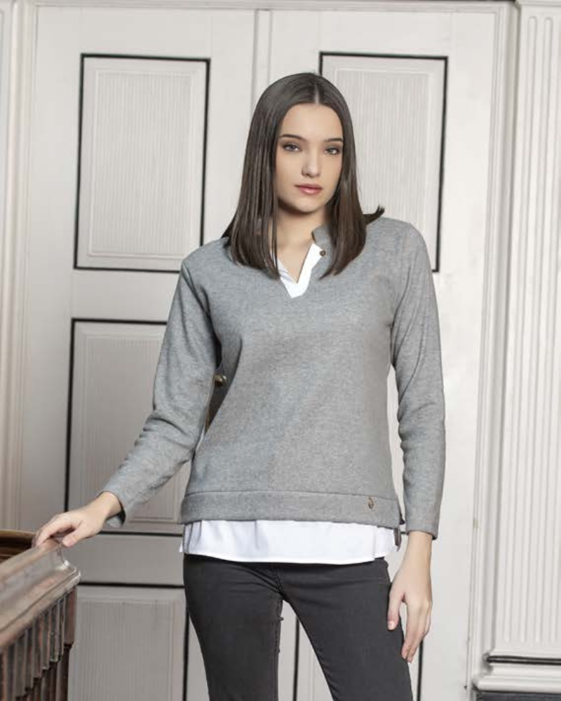 Moderna e elegante, esta camisola com detalhe de gola em V e camada sobreposta que imita uma camisa branca, proporcionando um look sofisticado.
Fabricada num tecido macio e confortável, esta peça é ideal para um visual casual-chic, perfeita para combinar com calças de ganga ou calças de alfaiataria.
