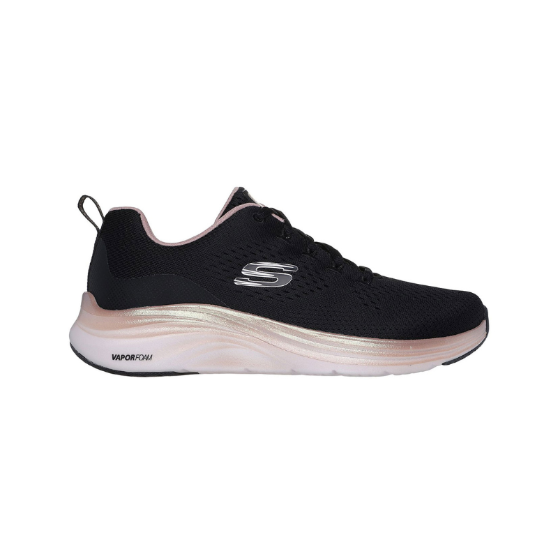 Estas sapatilhas da Skechers, modelo "Vapor Foam - Fresh Trend", combinam design moderno e tecnologia de conforto.
Com um acabamento preto elegante, apresentam detalhes em rosa claro no interior e dourado ao redor da sola, adicionando um toque de delicadeza ao visual esportivo. O tecido respirável proporciona ventilação e ajuste perfeito ao pé, enquanto a entressola em "Vapor Foam" oferece uma absorção de impacto superior, garantindo conforto durante todo o dia. 