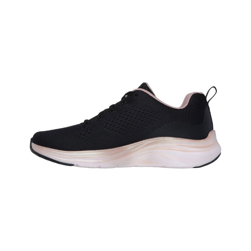 Estas sapatilhas da Skechers, modelo "Vapor Foam - Fresh Trend", combinam design moderno e tecnologia de conforto.
Com um acabamento preto elegante, apresentam detalhes em rosa claro no interior e dourado ao redor da sola, adicionando um toque de delicadeza ao visual esportivo. O tecido respirável proporciona ventilação e ajuste perfeito ao pé, enquanto a entressola em "Vapor Foam" oferece uma absorção de impacto superior, garantindo conforto durante todo o dia. 