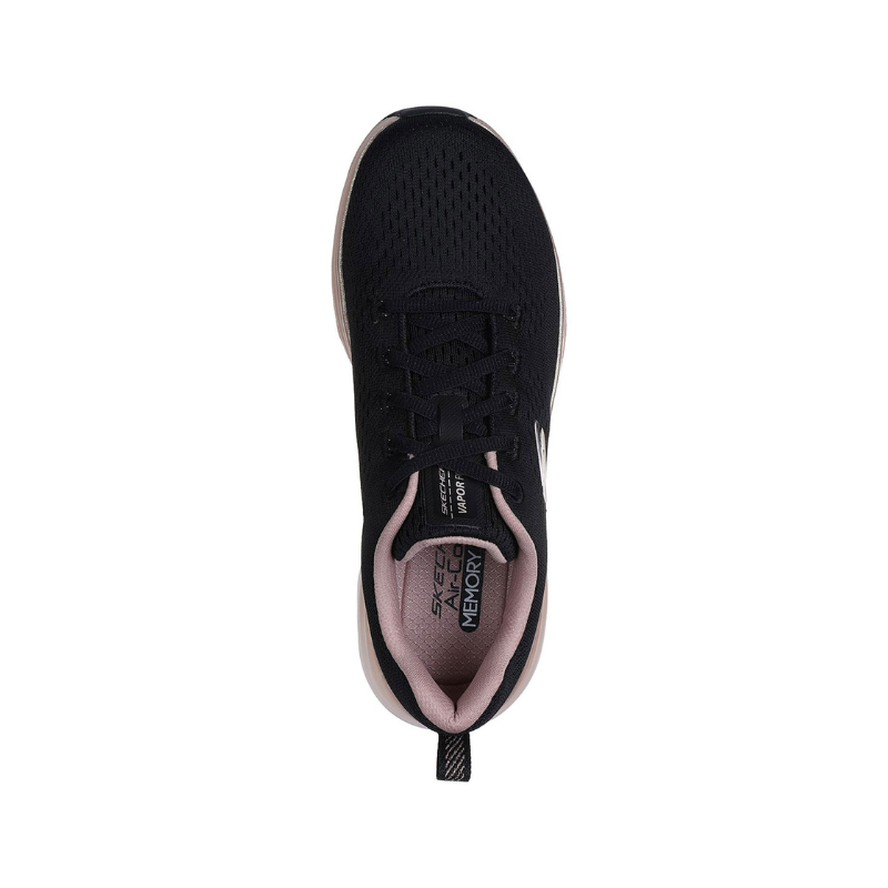 Estas sapatilhas da Skechers, modelo "Vapor Foam - Fresh Trend", combinam design moderno e tecnologia de conforto.
Com um acabamento preto elegante, apresentam detalhes em rosa claro no interior e dourado ao redor da sola, adicionando um toque de delicadeza ao visual esportivo. O tecido respirável proporciona ventilação e ajuste perfeito ao pé, enquanto a entressola em "Vapor Foam" oferece uma absorção de impacto superior, garantindo conforto durante todo o dia. 