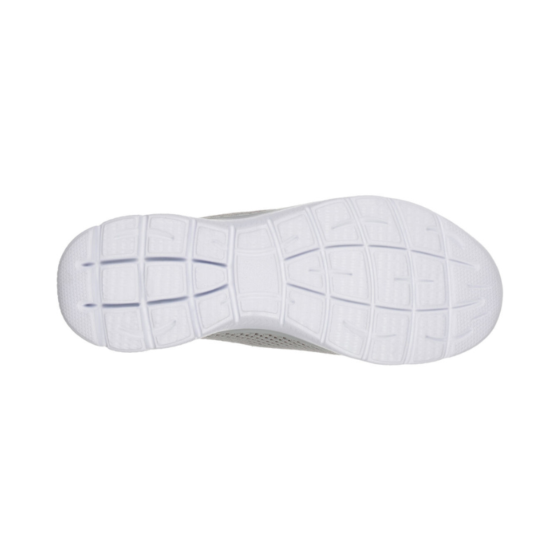 Estes ténis combinam estilo e conforto, sendo ideais para o uso diário ou para atividades físicas leves. Fabricados com uma malha respirável e com atacadores em elástico, garantem ventilação adequada para os seus pés, mantendo-os frescos e confortáveis ao longo do dia. A palmilha é acolchoada com espuma de memória, tornando cada passo mais confortável. Perfeitos para quem procura praticidade sem comprometer o estilo.