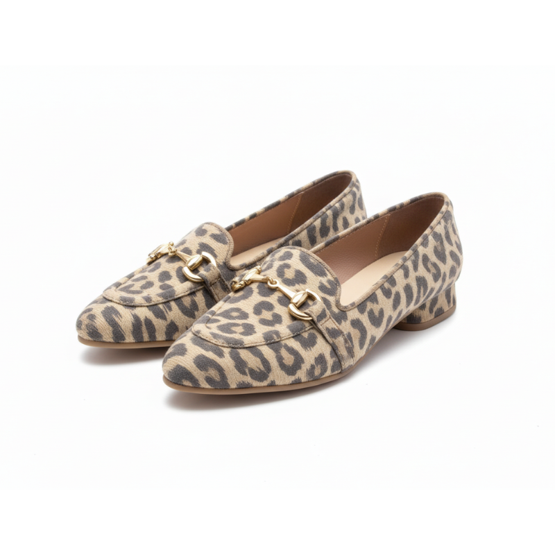 Estes sapatos em tons bege claro com padrão leopardo suave combinam elegância intemporal com um toque de ousadia.
Fabricados em material de qualidade com estampado animal em tons neutros de creme, bege e castanho claro, estes sapatos destacam-se pelo detalhe sofisticado da corrente dourada que atravessa o peito do sapato, conferindo um acabamento luxuoso e contemporâneo.