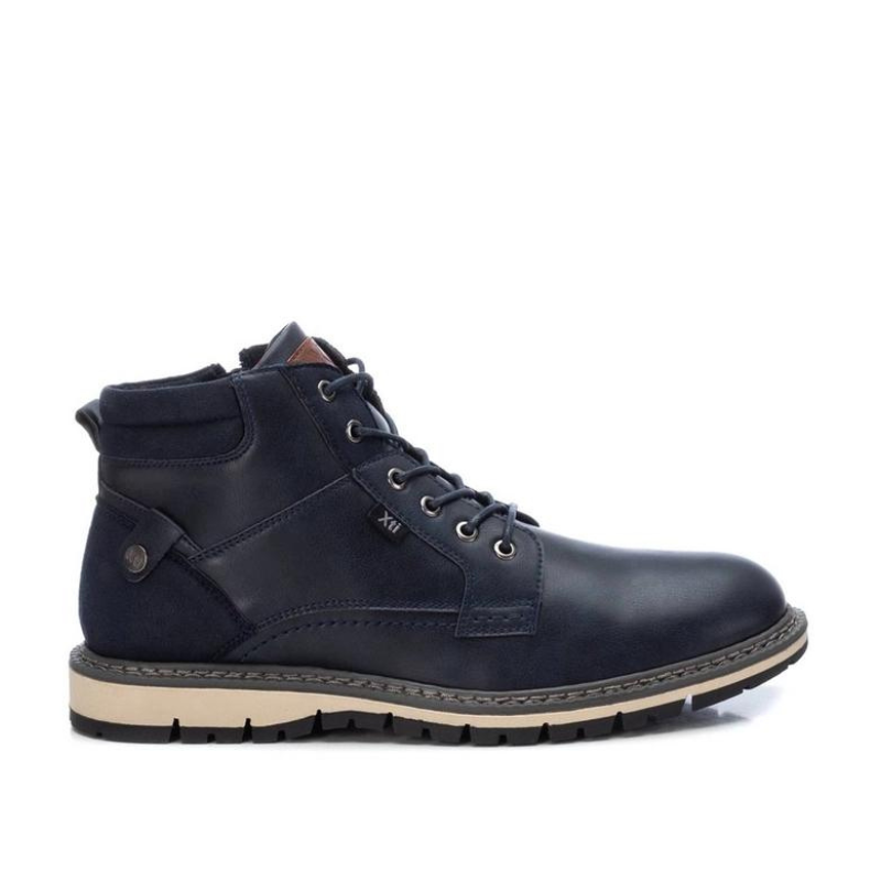 Estes botins são fabricados com material que imita a pele, oferecendo uma combinação versátil de estilo, conforto e responsabilidade ética. O fecho de correr lateral torna o processo de calçar e descalçar os botins prático, os atacadores são ajustáveis permitindo que adapte ao seu gosto, garantindo um calçado confortável.