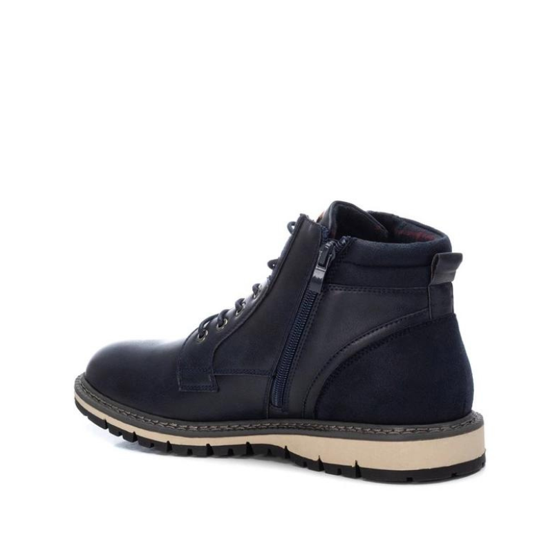 Estes botins são fabricados com material que imita a pele, oferecendo uma combinação versátil de estilo, conforto e responsabilidade ética. O fecho de correr lateral torna o processo de calçar e descalçar os botins prático, os atacadores são ajustáveis permitindo que adapte ao seu gosto, garantindo um calçado confortável.