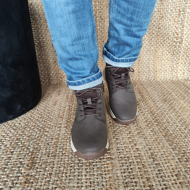 Estas botas são uma escolha estilosa e ética para homens que desejam combinar moda, conforto e responsabilidade ambiental em seu calçado. A sua versatilidade de estilo e solado antiderrapante tornam-nas ideais para uso em várias situações. São uma adição prática e elegante ao guarda-roupa masculino nesta estação. O design combina o robusto e prático estilo montanhista com um toque mais refinado e casual, tornando-os ideais para uma variedade de ocasiões nesta estação.