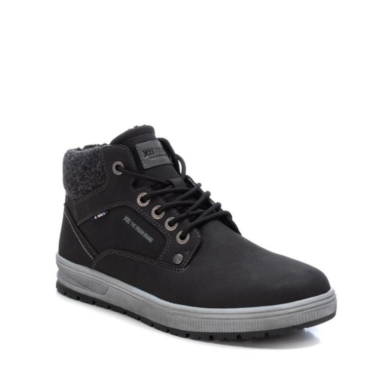 Estas botas são fabricadas com um material que imita a pele e forradas com pêlo, proporcionando uma estética elegante e clássica. Podem ser facilmente combinadas com diferentes roupas, do casual ao mais formal. O fecho lateral torna o processo de calçar e descalçar mais prático. Já os atacadores adicionam um ajuste personalizado, garantindo conforto. A sola de borracha proporciona tração sólida e estabilidade, tornando estas botas seguras para uso em diversas condições climáticas e tipos de terreno.