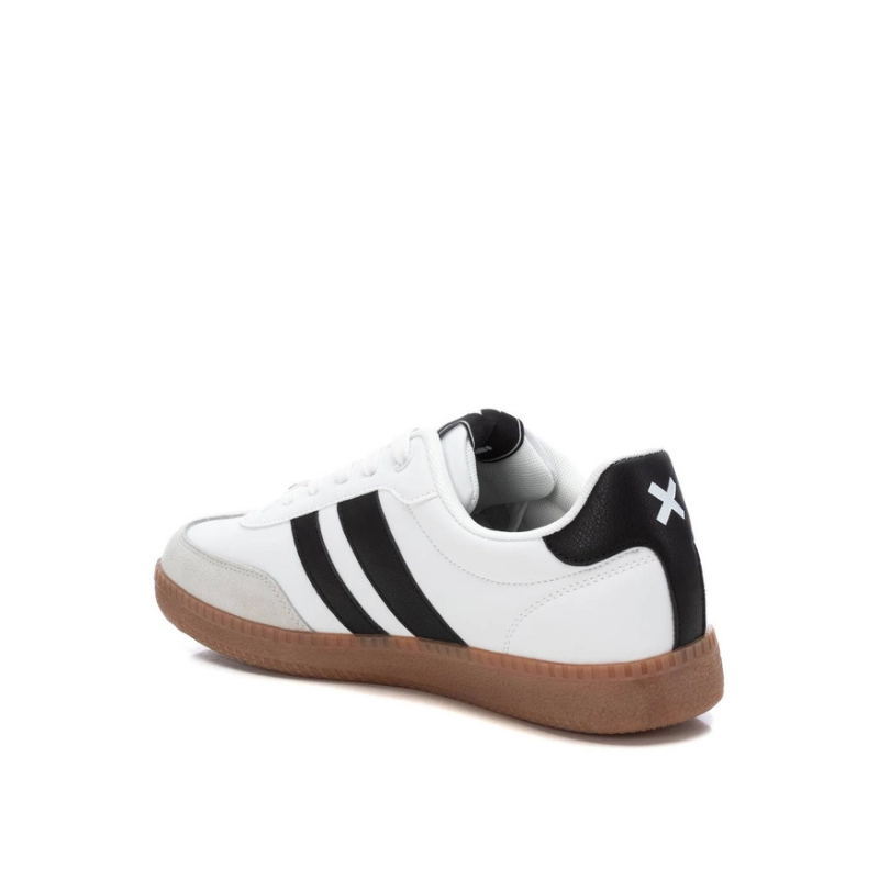 Aposte no visual moderno e versátil com esta sapatilha casual.
Combinando estilo e funcionalidade, fabricada em material sintético, com detalhes em camurça no frente e listas nas laterais. A sola em borracha na cor caramelo proporciona aderência e conforto extra, ideal para o uso diário. Os atacadores permitem um ajuste seguro e confortável.