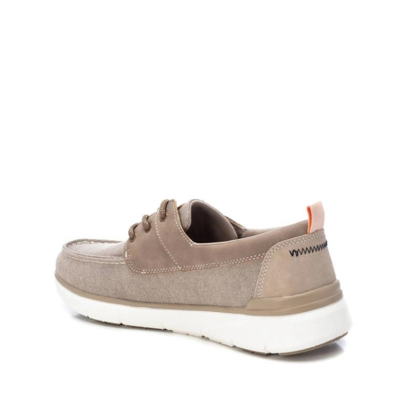 Este sapato é uma escolha excelente e consciente para homens que valorizam o conforto, o estilo e a sustentabilidade. Modelo estilo náutico, perfeito para o verão e para ocasiões casuais, com atacadores que permitem um ajuste fácil e personalizado, garantindo conforto durante todo o dia e sola de borracha antiderrapante oferecendo aderência e estabilidade em diferentes tipos de superfícies, proporcionando assim segurança ao caminhar.